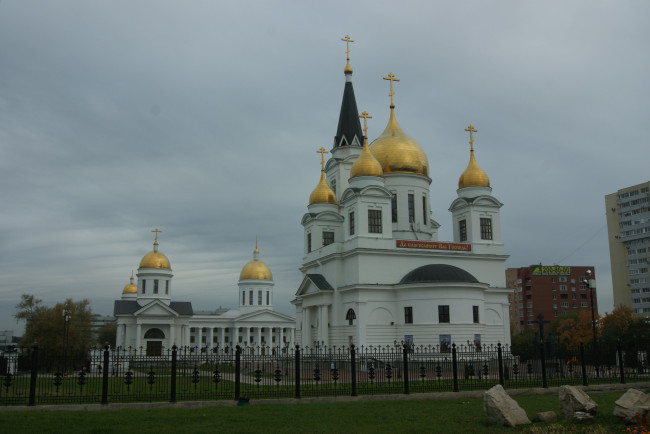 Обои картинки фото города, православные, церкви, монастыри, облака, деревья, трава, ограда, камни, дома, собор, cамара, россия, архитектор пастушенко, собор кирилла и мефодия