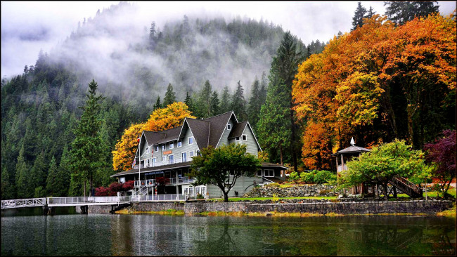 Обои картинки фото города, пейзажи, мост, туман, река, набережная, лес, горы, вилла