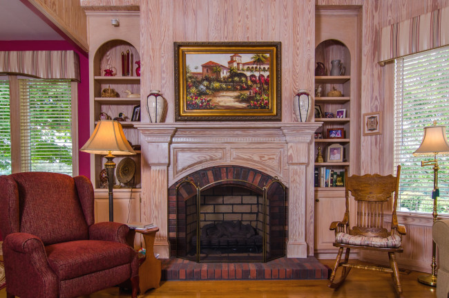 Обои картинки фото интерьер, камины, кресло, лампы