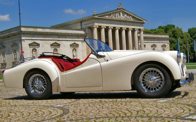 Обои картинки фото автомобили, классика, дорога, здание, автомобиль, небо, бежевый