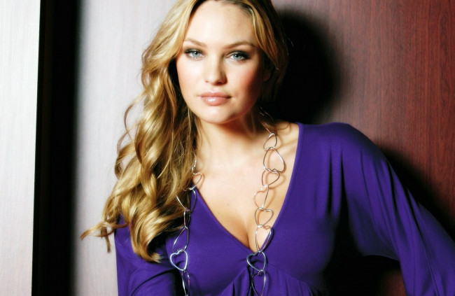 Обои картинки фото девушки, candice swanepoel, блондинка, улыбка, кэндис, ожерелье, украшение, модель, декольте, платье