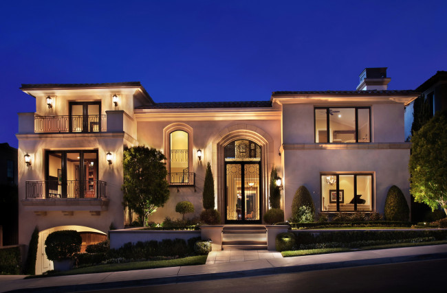 Обои картинки фото города, - здания,  дома, особняк, газон, огни, ночь, ландшафт