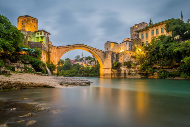 Обои картинки фото the old bridge,  mostar, города, - мосты, дома, арка, мост, река
