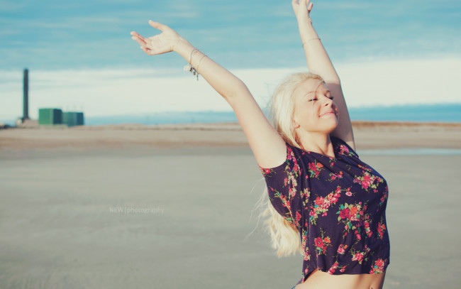 Обои картинки фото девушки, -unsort , блондинки, браслеты, улыбка, блондинка, топ