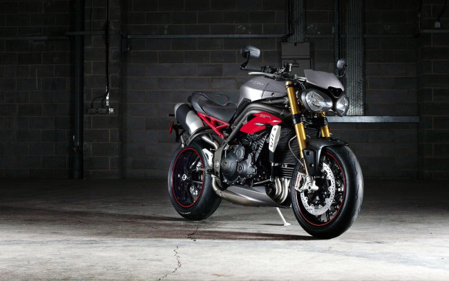 Обои картинки фото мотоциклы, triumph, мотоцикл, стена, трубы