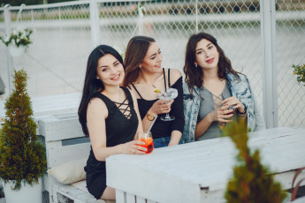 Картинка девушки -unsort+ группа+девушек кофе отдых группа