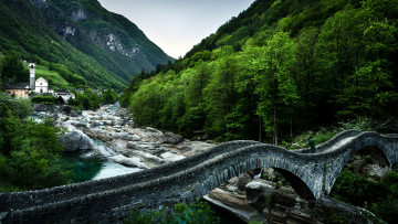Картинка природа реки озера verzasca river понте-деи-салти switzerland canton of ticino река верзаска мост ponte dei salti лес деревня lavertezzo церковь лавертеццо кантон тичино швейцария горы