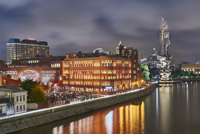 Обои картинки фото moscow,  russia, города, москва , россия, простор, статуя петра великого, шоколадная фабрика, красный октябрь