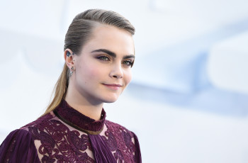 Картинка девушки cara+delevingne блузка улыбка блондинка модель