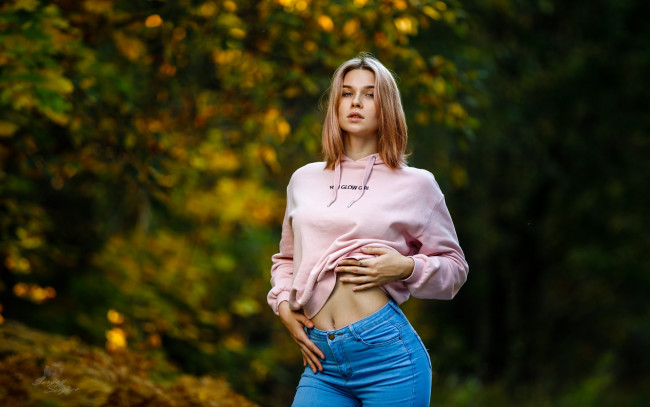 Обои картинки фото девушки, -unsort , блондинки,  светловолосые, рыжая, wallhaven, женщины, на, открытом, воздухе, портрет, свитер, джинсы, живот