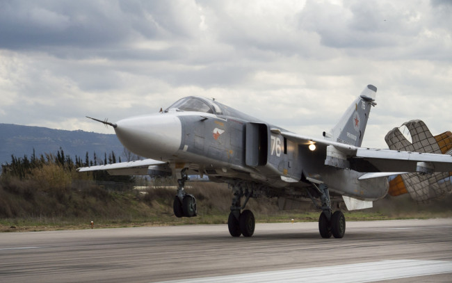 Обои картинки фото су-24, авиация, боевые самолёты, тактический, ввс, россии, посадка, фронтовой, бомбардировщик, аэродром, су24