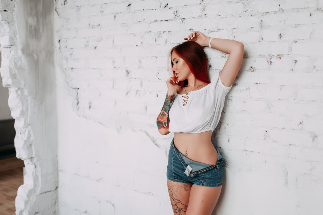 Обои картинки фото девушки, -unsort , рыжеволосые и другие, кирпич, стена, пирсинг, джинсовые, шорты, живот, тату, wallhaven, рыжий, ожерелье