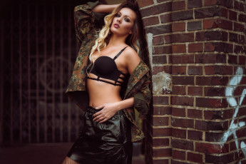 Картинка olya+alessandra девушки оля+алессандра olya alessandra девушка модель блондинка красотка стройная сексуальная поза причёска макияж наряд костюм мода одежда реклама