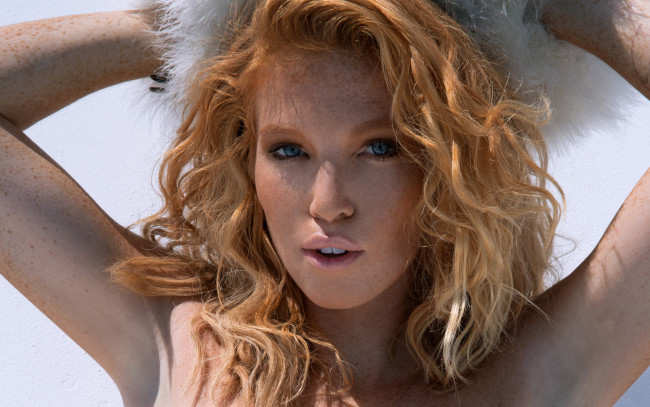 Обои картинки фото elizabeth ostrander, девушки, elizabeth, ostrander, девушка, модель, рыжеволосая, конопатая, веснушки, макияж, взгляд, поза, причёска, красотка, сексуальная, playboy