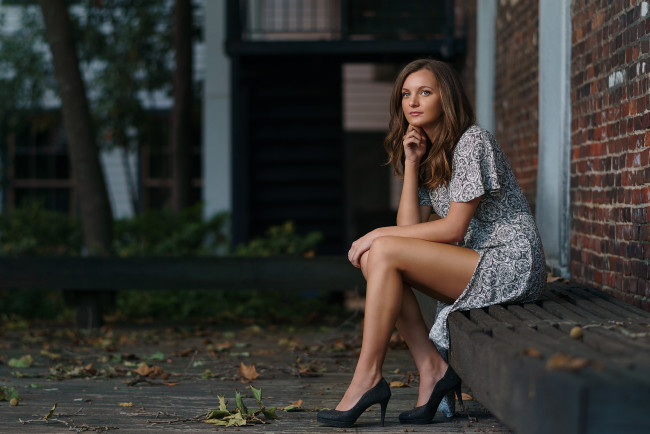 Обои картинки фото девушки, - брюнетки,  шатенки, девушка, модель, шатенка, красотка, стройная, флирт, поза, сексуальная, причёска, макияж