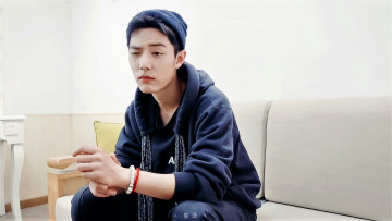 Картинка мужчины xiao+zhan актер шапка толстовка диван браслеты прищур