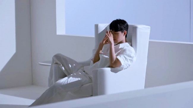 Обои картинки фото мужчины, xiao zhan, актер, кресло, окно