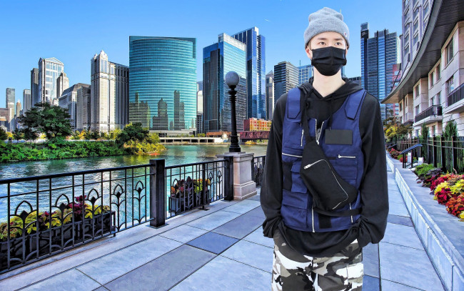 Обои картинки фото мужчины, wang yi bo, актер, певец, город, шапка, маска, жилет