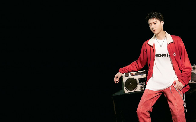 Обои картинки фото мужчины, wang yi bo, актер, певец, куртка, магнитофон