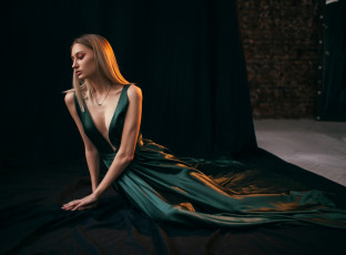 Картинка бестия девушки -+брюнетки +шатенки девушка женщина брюнетка темноволосая сексуальная модель звезда позирует разная обувь верхняя стильная одежда нижнее эротическое бельё трусы лифчик колготки чулки аксессуары макияж и множество элементов на фотографии