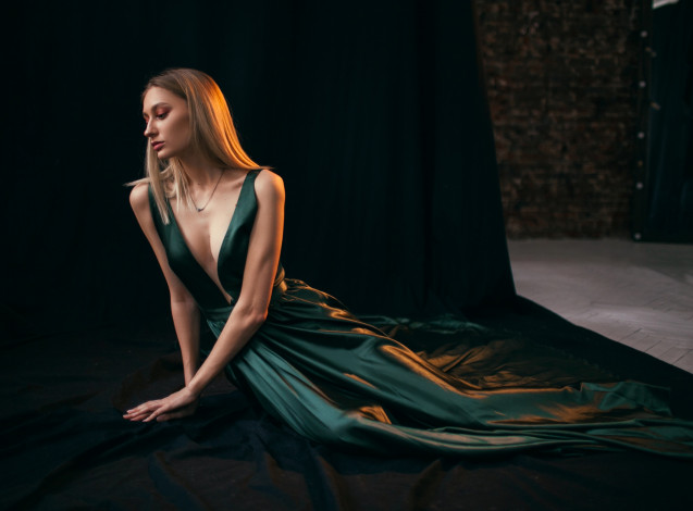 Обои картинки фото бестия, девушки, - брюнетки,  шатенки, девушка, женщина, брюнетка, темноволосая, сексуальная, модель, звезда, позирует, разная, обувь, верхняя, стильная, одежда, нижнее, эротическое, бельё, трусы, лифчик, колготки, чулки, аксессуары, макияж, и, множество, элементов, на, фотографии