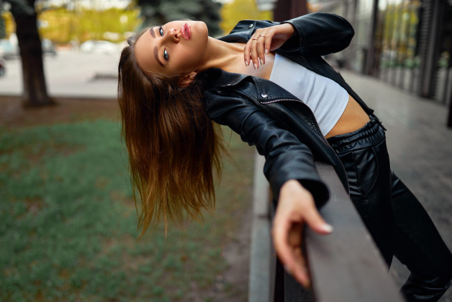 Обои картинки фото бестия, девушки, - брюнетки,  шатенки, женщины, брюнетка, темноволосая, сексуальная, модель, звезда, разная, обувь, верхняя, одежда, нижнее, эротическое, бельё, голготки, чулки, аксессуары, и, множество, всяческих, элементов, на, картинке, фотографий, изображении