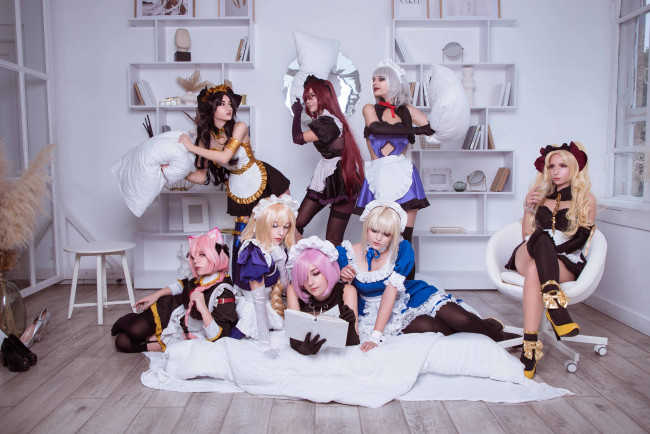 Обои картинки фото девушки, - креатив,  косплей, образы, костюмы, горничные, комната, подушки