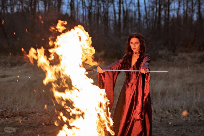 Обои картинки фото девушки, алёна слюнкова , saint hysteria, образ, костюм, меч, огонь, костер