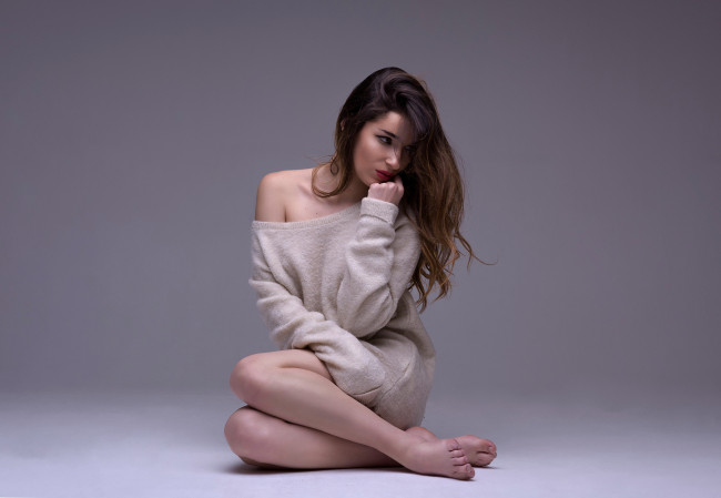 Обои картинки фото бестия, девушки, - брюнетки,  шатенки, девушка, женщина, брюнетка, темноволосая, сексуальная, модель, звезда, позирует, разная, обувь, верхняя, стильная, одежда, нижнее, эротическое, бельё, трусы, лифчик, колготки, чулки, аксессуары, макияж, и, множество, элементов, на, фотографии