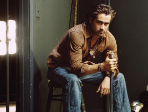 Картинка мужчины colin+farrell актер рубашка джинсы меч стул