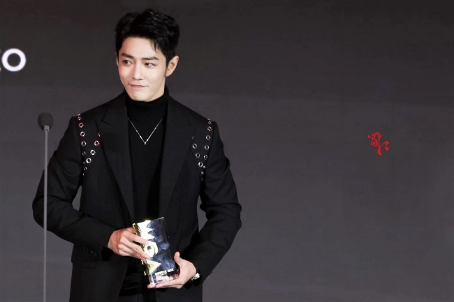 Обои картинки фото мужчины, xiao zhan, актер, пиджак, микрофон