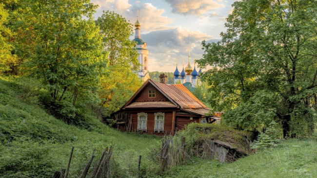Обои картинки фото города, - здания,  дома, деревья, овраг, трава, избушка, домик, собор