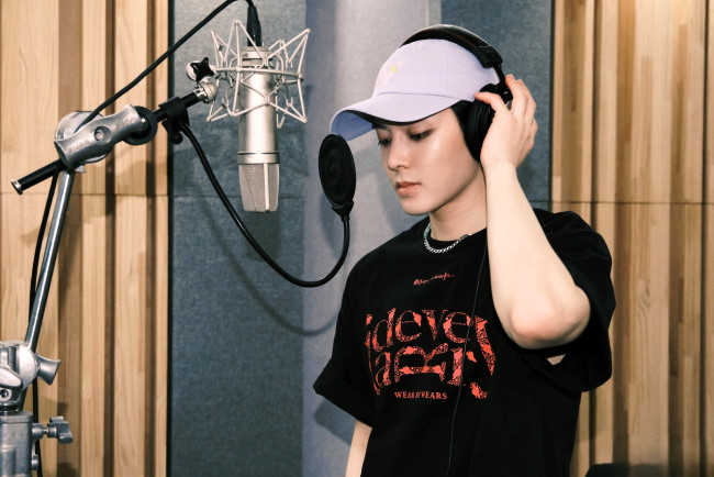 Обои картинки фото мужчины, hou ming hao, актер, кепка, наушники, микрофон, футболка, запись