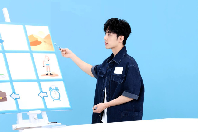 Обои картинки фото мужчины, xiao zhan, актер, куртка, указка, таблица