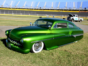 Картинка автомобили выставки уличные фото