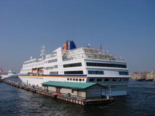 Картинка корабли лайнеры ms columbus причал