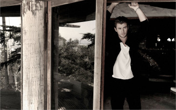 Картинка мужчины chris hemsworth черно-белое фото