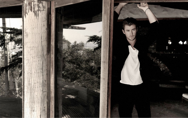 Обои картинки фото мужчины, chris, hemsworth, черно-белое, фото