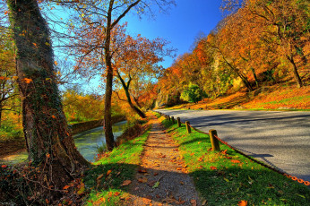 Картинка природа дороги небо горы парк leaves trees park forest water sky autumn path road colorful вода лес дорога деревья осень листья walk colors fall mountains nature