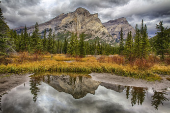 Картинка природа реки озера осень озеро трава деревья тучи горы небо