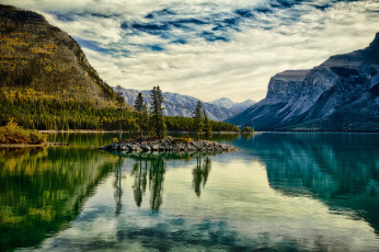 Картинка природа реки озера остров деревья озеро горы облака небо