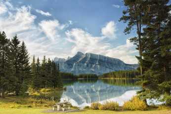 Картинка природа реки озера стол скамья деревья озеро горы небо