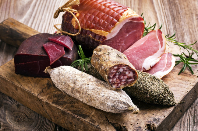 Обои картинки фото еда, колбасные изделия, ветчина, колбаса, буженина
