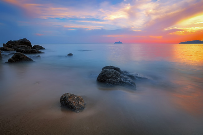 Обои картинки фото природа, побережье, закат, небо, берег, камни, вода, облака