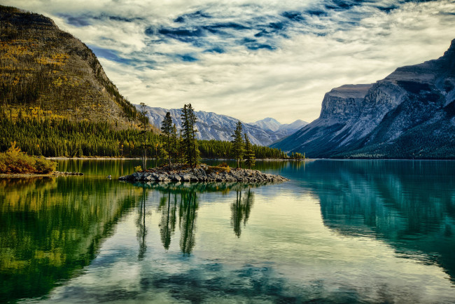 Обои картинки фото природа, реки, озера, остров, деревья, озеро, горы, облака, небо