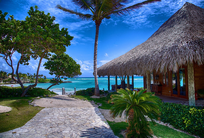 Обои картинки фото природа, тропики, облака, бунгало, пальмы, океан