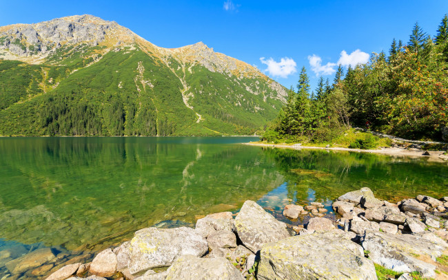 Обои картинки фото природа, реки, озера, небо, солнце, отражение, вода, деревья, камни, горы, озеро, берег, tatra, mountains, польша