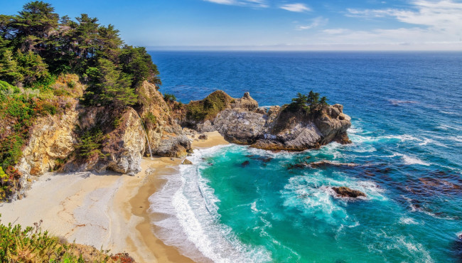 Обои картинки фото водопад макуэй, природа, побережье, пляж, скалы, деревья, камни, море, берег