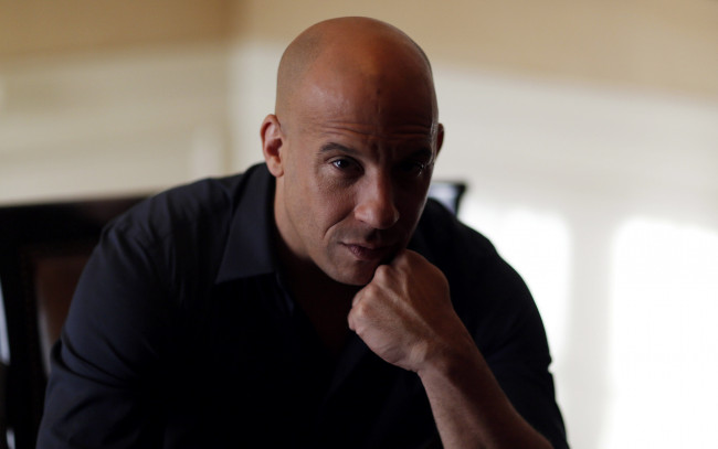 Обои картинки фото мужчины, vin diesel, поза