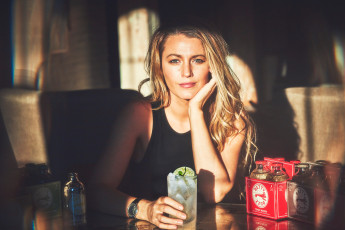 Картинка девушки blake+lively блондинка бокал бутылки